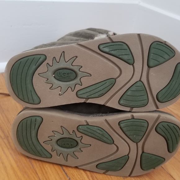 Ugg Boots. Size 7. Good Condition - Picture 4 of 12